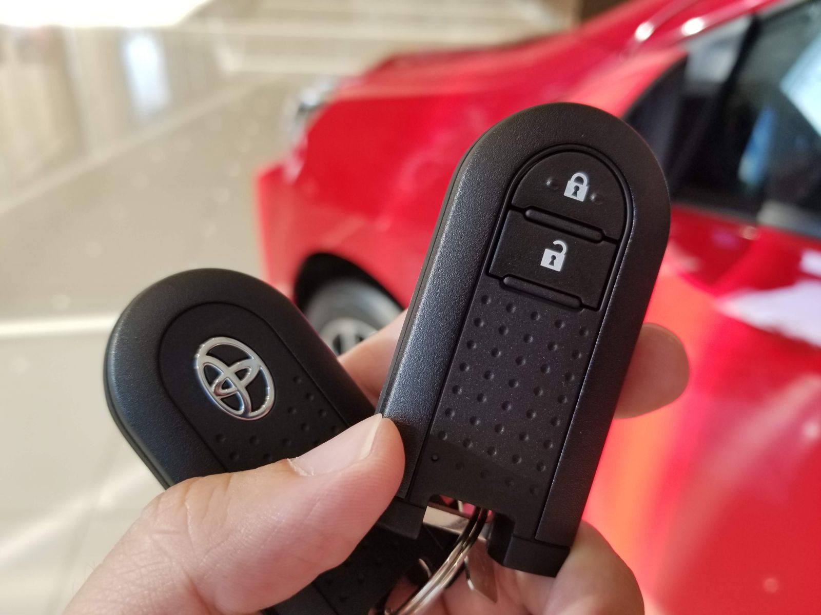 Vỏ smartkey Toyota nhựa bóng piano black dễ trầy khi để chung túi quần