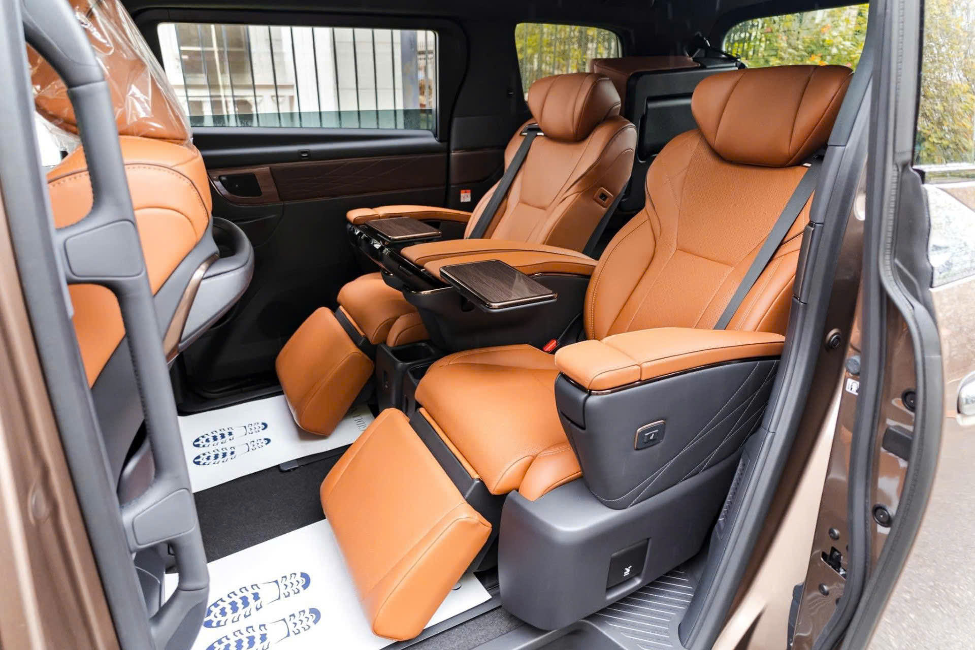 Nội thất Toyota Alphard HEV 2026 với hàng ghế thương gia