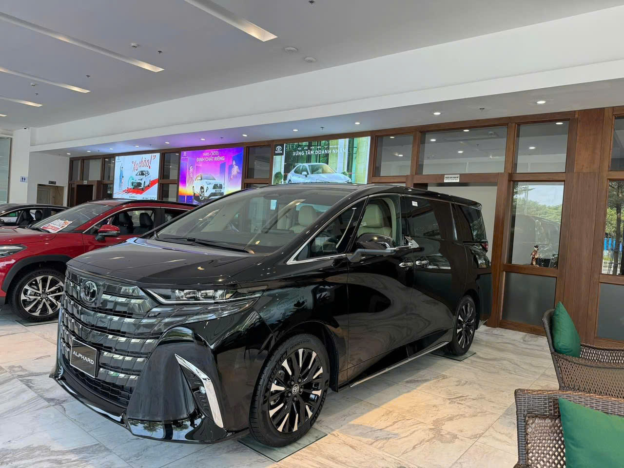 Toyota Alphard HEV 2026 màu đen nhìn từ góc nghiêng