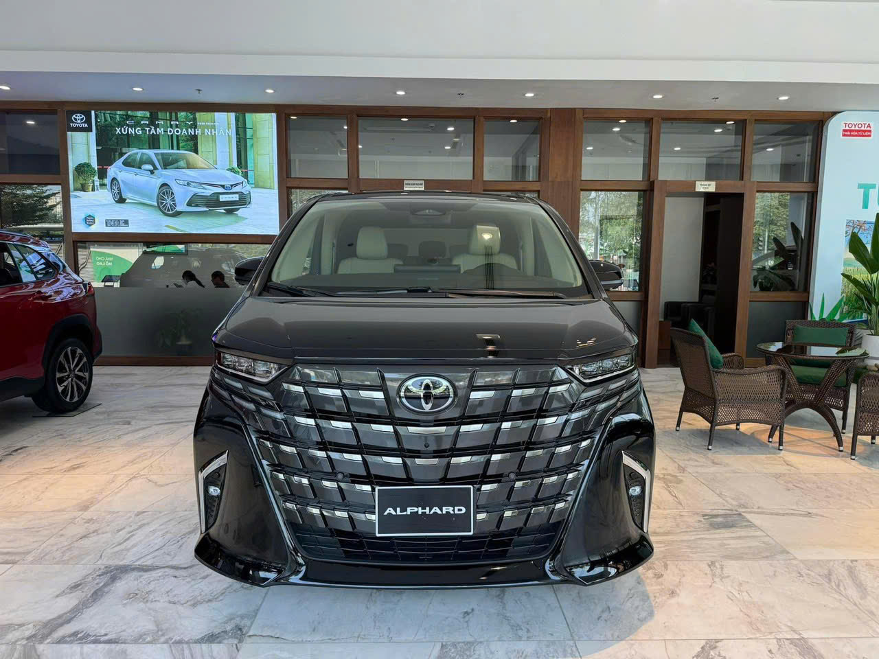Toyota Alphard HEV 2026 tại showroom nhìn từ phía trước