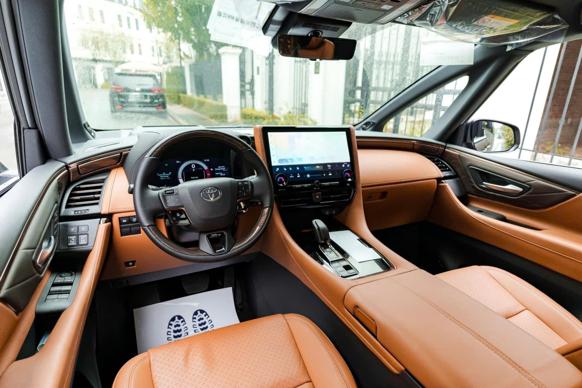 Toyota Alphard HEV 2026 tại đại lý trước khi bàn giao