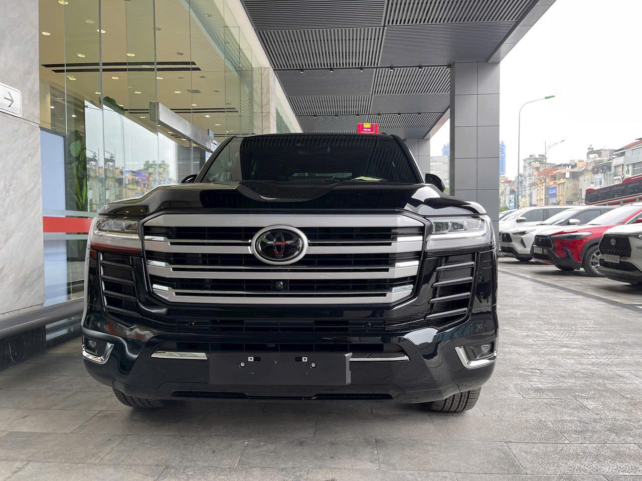 Toyota LC300 chính diện tại showroom Hà Nội