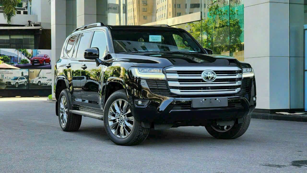 Toyota Land Cruiser 300 ngoại thất phần đầu xe