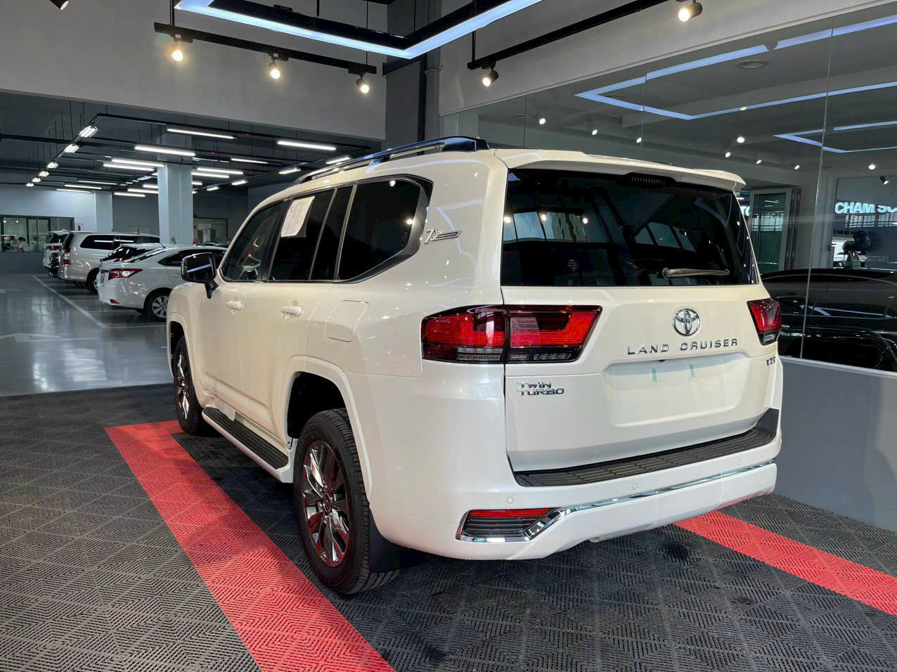 Toyota Land Cruiser 300 thân xe nhìn ngang