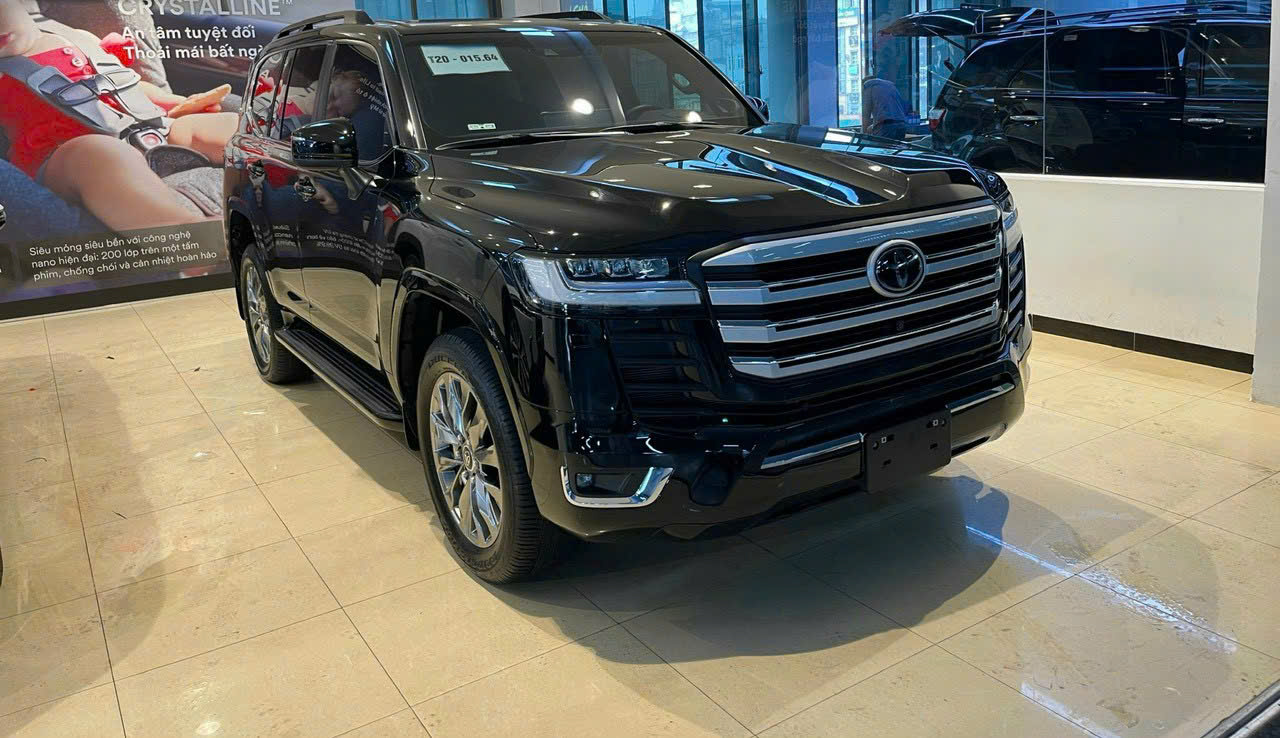 Giá lăn bánh Toyota Land Cruiser có thể chênh theo màu xe và khu vực đăng ký, vì vậy người mua nên tham khảo bảng tính theo đúng tỉnh/thành dự định ra biển.