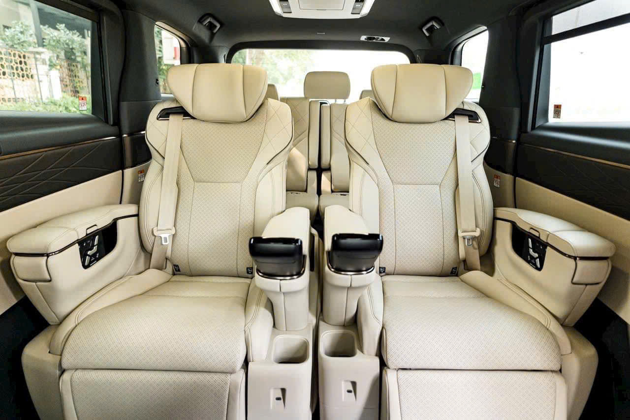 Hàng ghế sau Toyota Alphard HEV là điểm được nhiều khách hàng quan tâm
