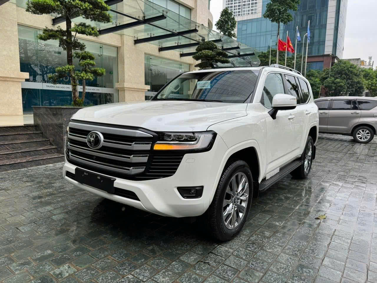 Ngoài giá niêm yết, chi phí lăn bánh Toyota Land Cruiser còn bao gồm lệ phí trước bạ, biển số, đăng kiểm, bảo hiểm và các khoản phí liên quan khi ra biển.