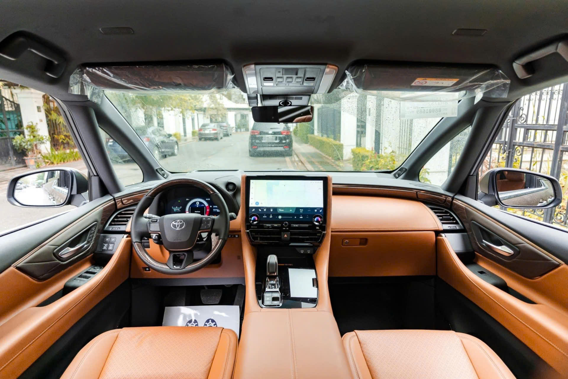 Người mua Toyota Alphard HEV nên tính cả phần vốn đối ứng và chi phí lăn bánh ban đầu