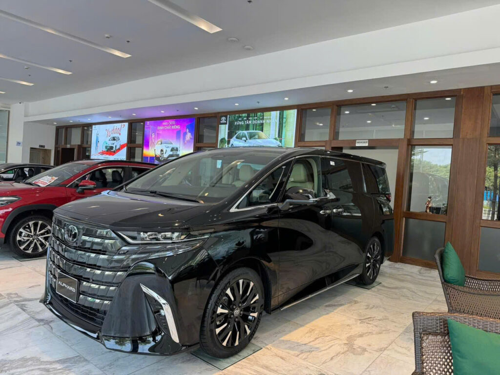 Toyota Alphard HEV hiện có giá niêm yết từ 4,415 tỷ đồng tại Việt Nam