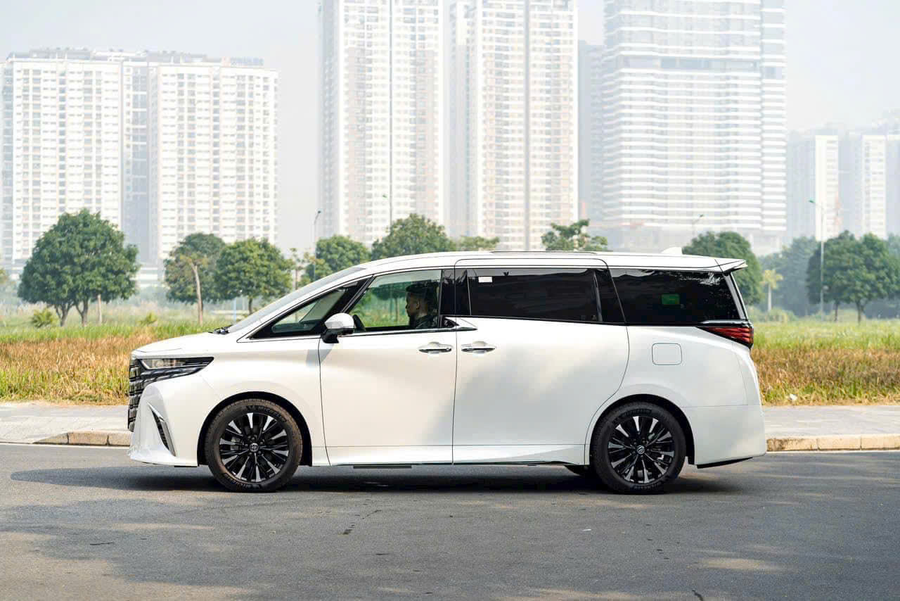 Toyota Alphard HEV hiện được phân phối tại Việt Nam với giá niêm yết từ 4,415 tỷ đồng