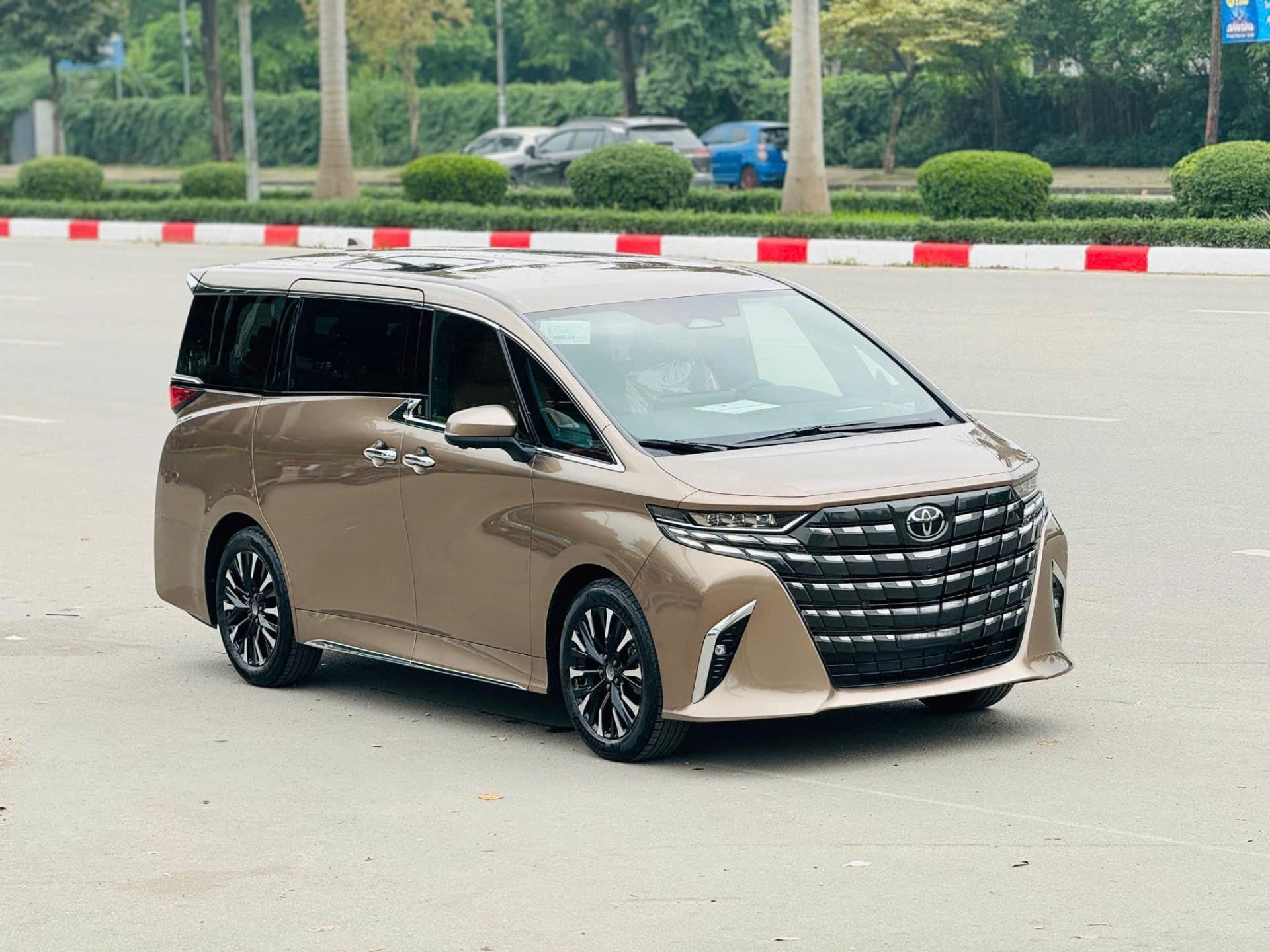 Toyota Alphard HEV khi đăng ký tại Hà Nội có mức lăn bánh cao hơn nhiều tỉnh thành khác