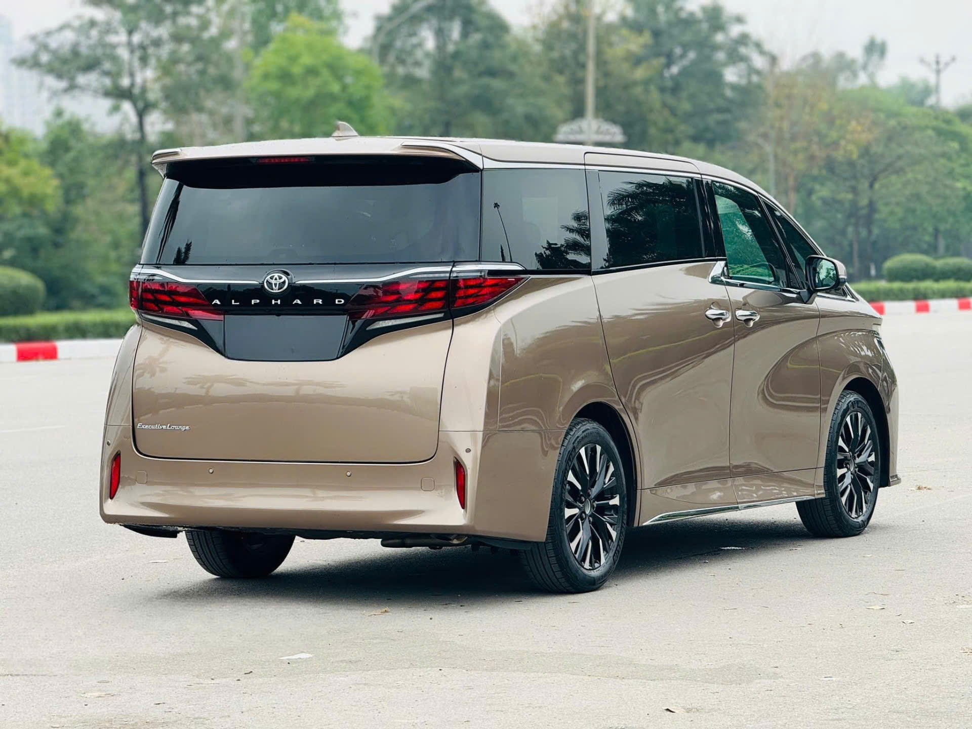 Toyota Alphard HEV đăng ký ở nhiều tỉnh có mức lệ phí trước bạ và biển số thấp hơn